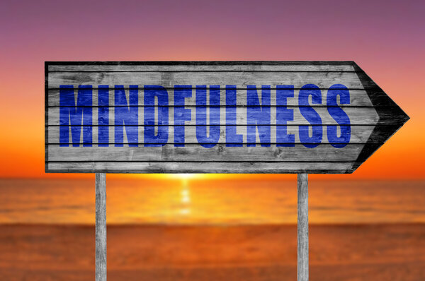 Памятование деревянный знак с пляжем на заднем плане
