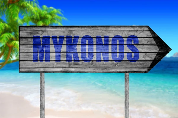 Cartel de madera Mykonos con fondo de playa — Foto de Stock