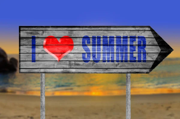 Me encanta el cartel de madera de verano en un fondo de playa —  Fotos de Stock