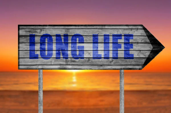 Long Life semn de lemn cu fundal pe plajă — Fotografie, imagine de stoc