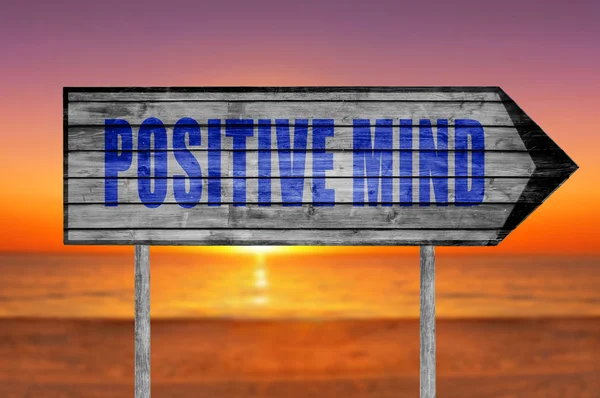 Positiver Geist Holzschild mit auf einem Strand Hintergrund — Stockfoto