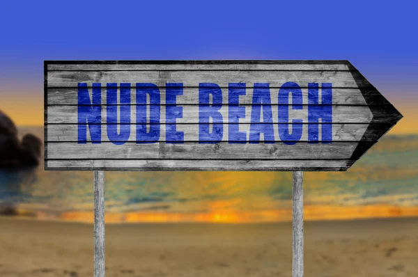 Cartel de madera de Nude Beach con fondo de playa — Foto de Stock