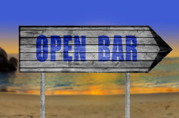 Sinal de madeira Open Bar com um fundo de praia — Fotografia de Stock