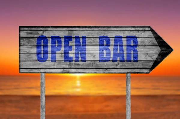Sinal de madeira Open Bar com um fundo de praia — Fotografia de Stock