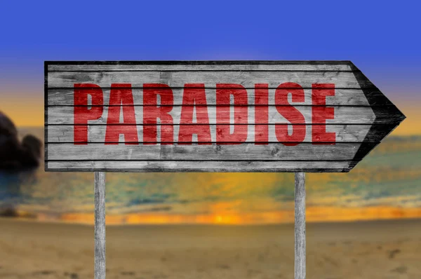 Red Paradise semn de lemn cu pe un fundal de plajă — Fotografie, imagine de stoc