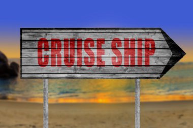 Plaj arka plan üzerinde kırmızı Cruise Ship ahşap işareti ile