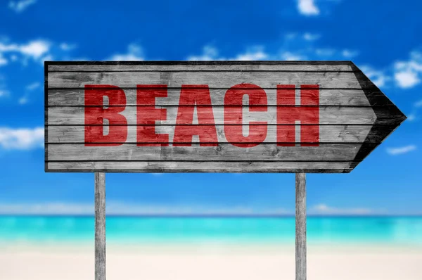 Cartel de madera de playa roja con fondo de playa — Foto de Stock