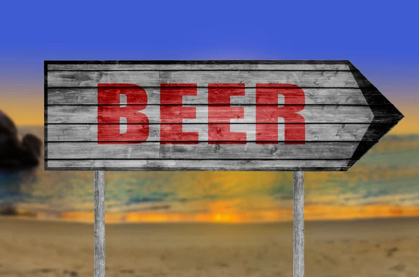 Röd öl träskylt med på stranden bakgrund — Stockfoto