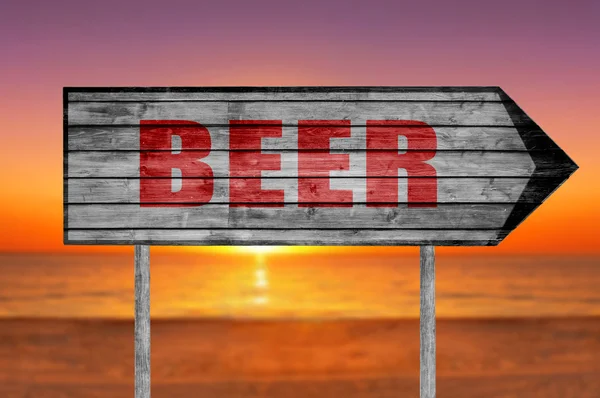 Rotes Bier Holzschild mit auf einem Strand Hintergrund — Stockfoto