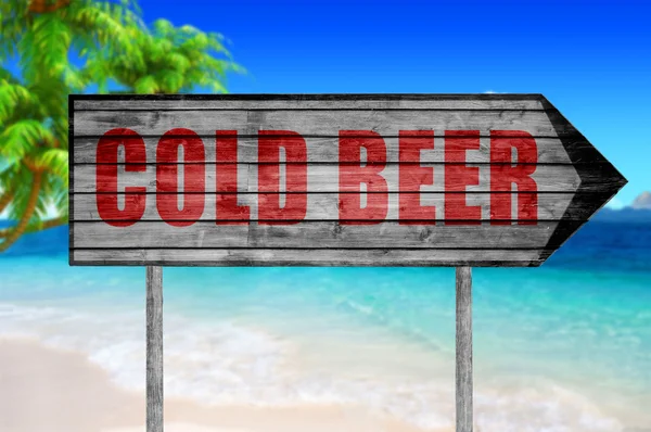 Rotes Bier hölzernes Schild mit auf einem Strand Hintergrund — Stockfoto