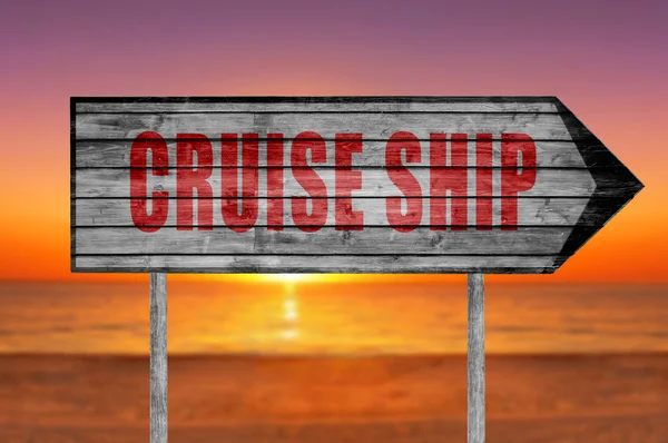 Red Cruise Ship segno di legno con su uno sfondo spiaggia — Foto Stock