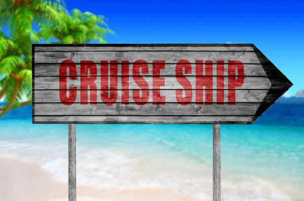 Plaj arka plan üzerinde kırmızı Cruise Ship ahşap işareti ile