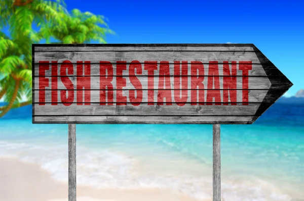 Cartel de madera del restaurante Red Fish con fondo de playa — Foto de Stock
