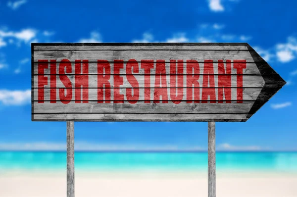 Cartel de madera del restaurante Red Fish con fondo de playa — Foto de Stock