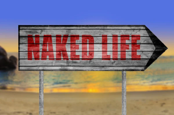 Red naken liv träskylt med en strand på bakgrund — Stockfoto