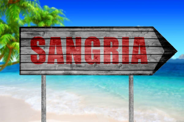 Cartel de madera Sangria roja con fondo de playa — Foto de Stock