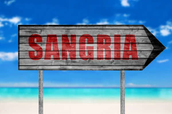 Cartel de madera Sangria roja con fondo de playa — Foto de Stock