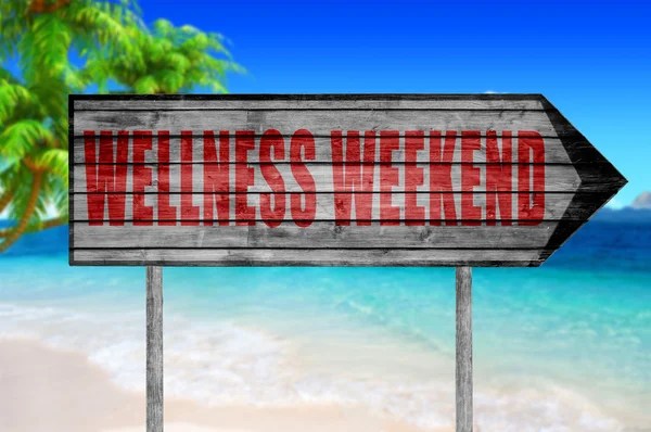 Червоний оздоровчий вихідні дерев'яні знак з на пляж фон — стокове фото