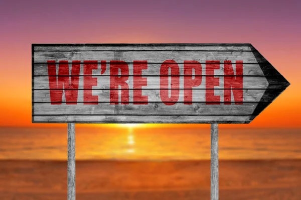 Red jsme otevřené vývěsní štít s na pláži pozadí — Stock fotografie