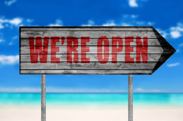 Red jsme otevřené vývěsní štít s na pláži pozadí — Stock fotografie