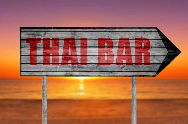 Röd Thai Bar träskylt med på stranden bakgrund — Stockfoto