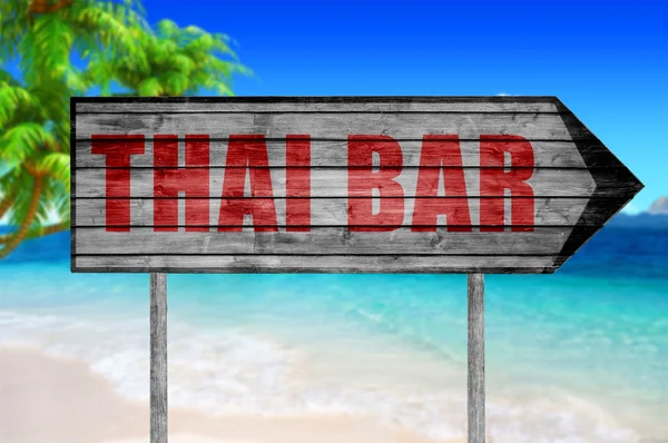 Röd Thai Bar träskylt med på stranden bakgrund — Stockfoto