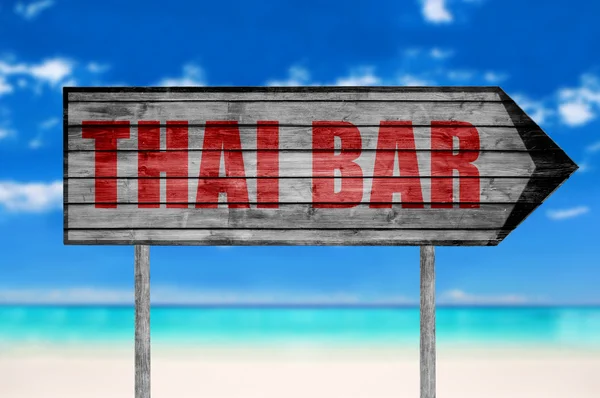 Röd Thai Bar träskylt med på stranden bakgrund — Stockfoto