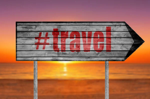 Röda ordet med hashtag resor trä logga med på stranden bakgrund — Stockfoto