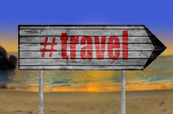 Vermelho A palavra com hashtag TRAVEL sinal de madeira com em um fundo de praia — Fotografia de Stock
