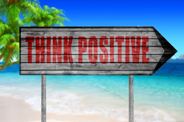 Red Think Panneau en bois positif sur fond de plage — Photo