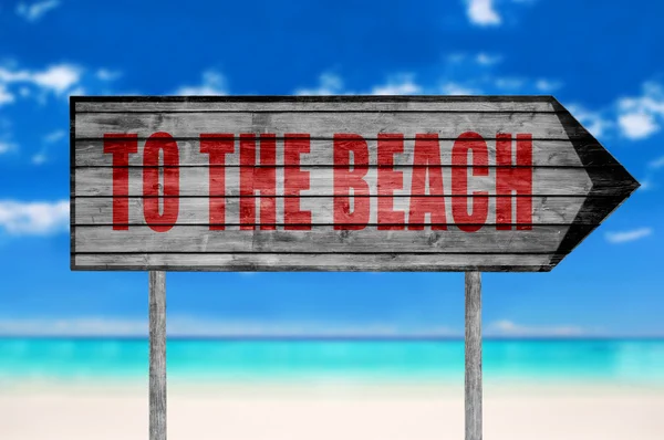 Cartel de madera rojo a la playa con fondo de playa — Foto de Stock