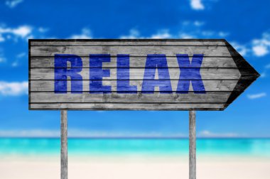 Relax arka plan bir sahilde ahşap işaretiyle