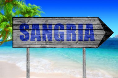 Sangria ahşap bir plaj arka plan üzerinde oturum