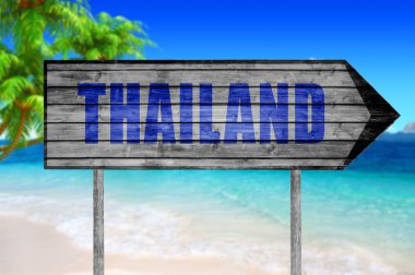 Tayland beach arka plan ahşap işaretiyle