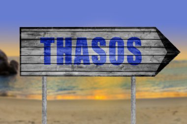 Thasos ahşap işareti ile plaj arka plan