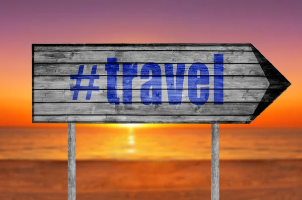 Le mot avec hashtag VOYAGE panneau en bois avec sur un fond de plage — Photo