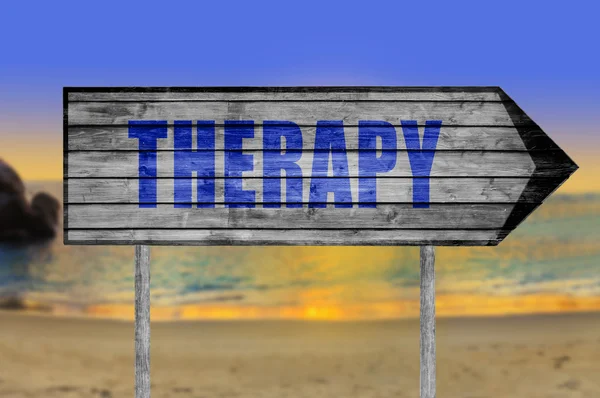 Terapii drewniany znak z plaży na tle — Zdjęcie stockowe