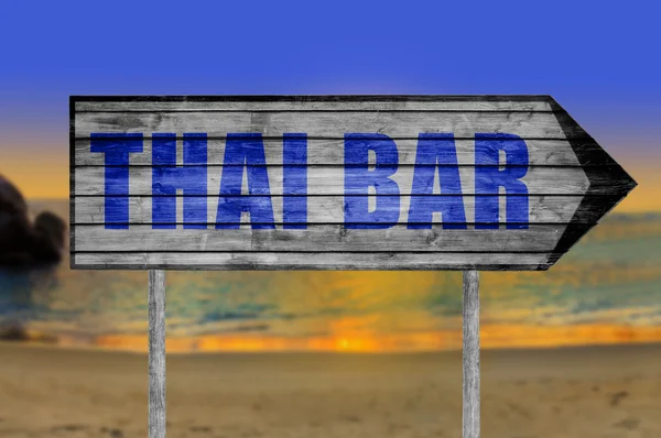 Thai Bar sinal de madeira com em um fundo de praia — Fotografia de Stock