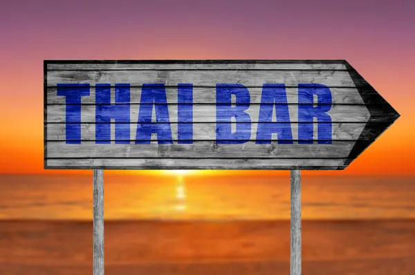 Thai Bar träskylt med på stranden bakgrund — Stockfoto