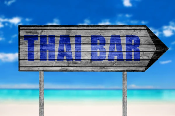 Thai Bar träskylt med på stranden bakgrund — Stockfoto