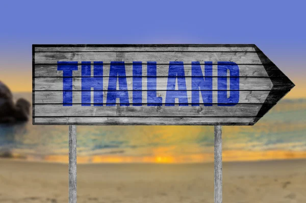 Thailändisches Holzschild mit Strandhintergrund — Stockfoto