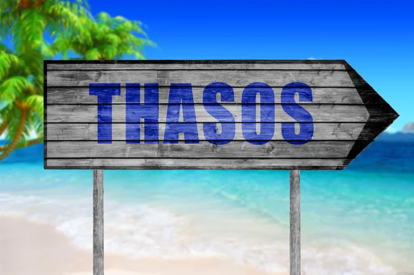 Cartel de madera Thasos con fondo de playa — Foto de Stock