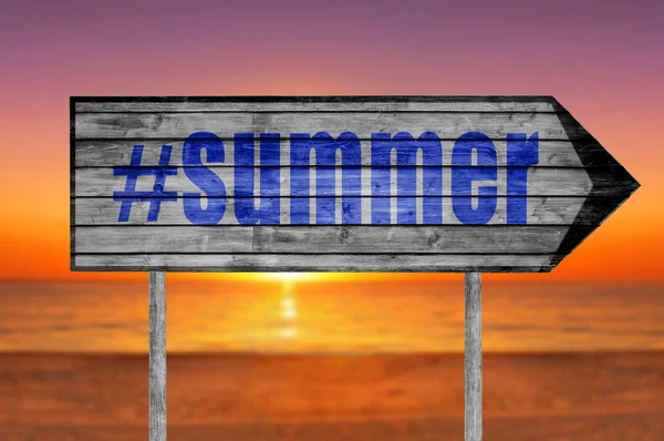 La parola con hashtag SUMMER segno di legno con su sfondo spiaggia — Foto Stock