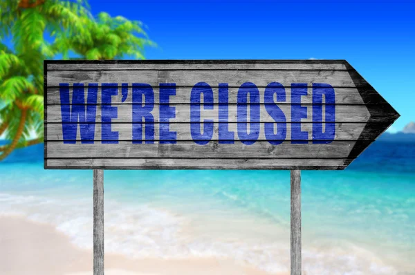 Máme zavřeno vývěsní štít s na pláži pozadí — Stock fotografie
