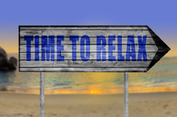 Tiempo para relajarse letrero de madera con una playa en el fondo — Foto de Stock