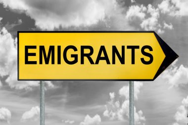 Göçmenler trafik işaretleri ile siyah beyaz bulutlu gökyüzü