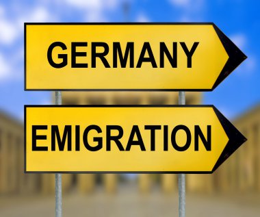 Trafik işareti ile arka plan bulanık Berlin Almanya ve Emigrations