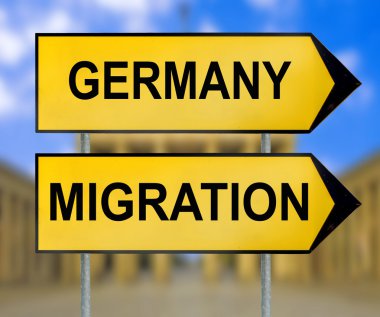 Berlin arka plan bulanık ile Almanya ve geçiş trafik işaretleri