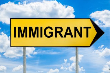 Göçmen trafik işareti mavi bulutlu gökyüzü arka plan ile