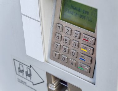 ATM makinesi düğmesini parola korumalı
